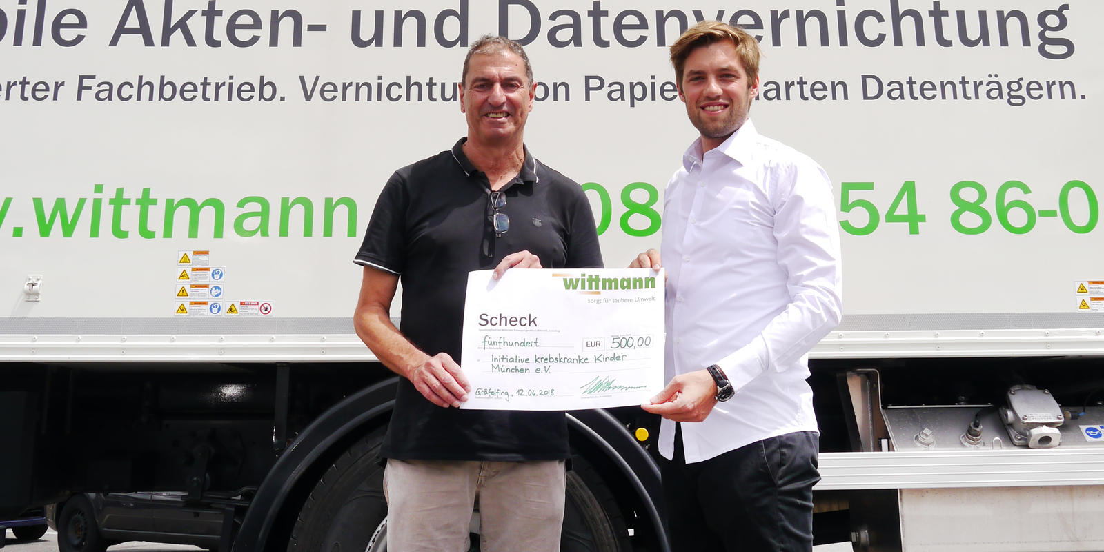 Spendenübergabe von Wittmann an die Initiative krebskranke Kinder München